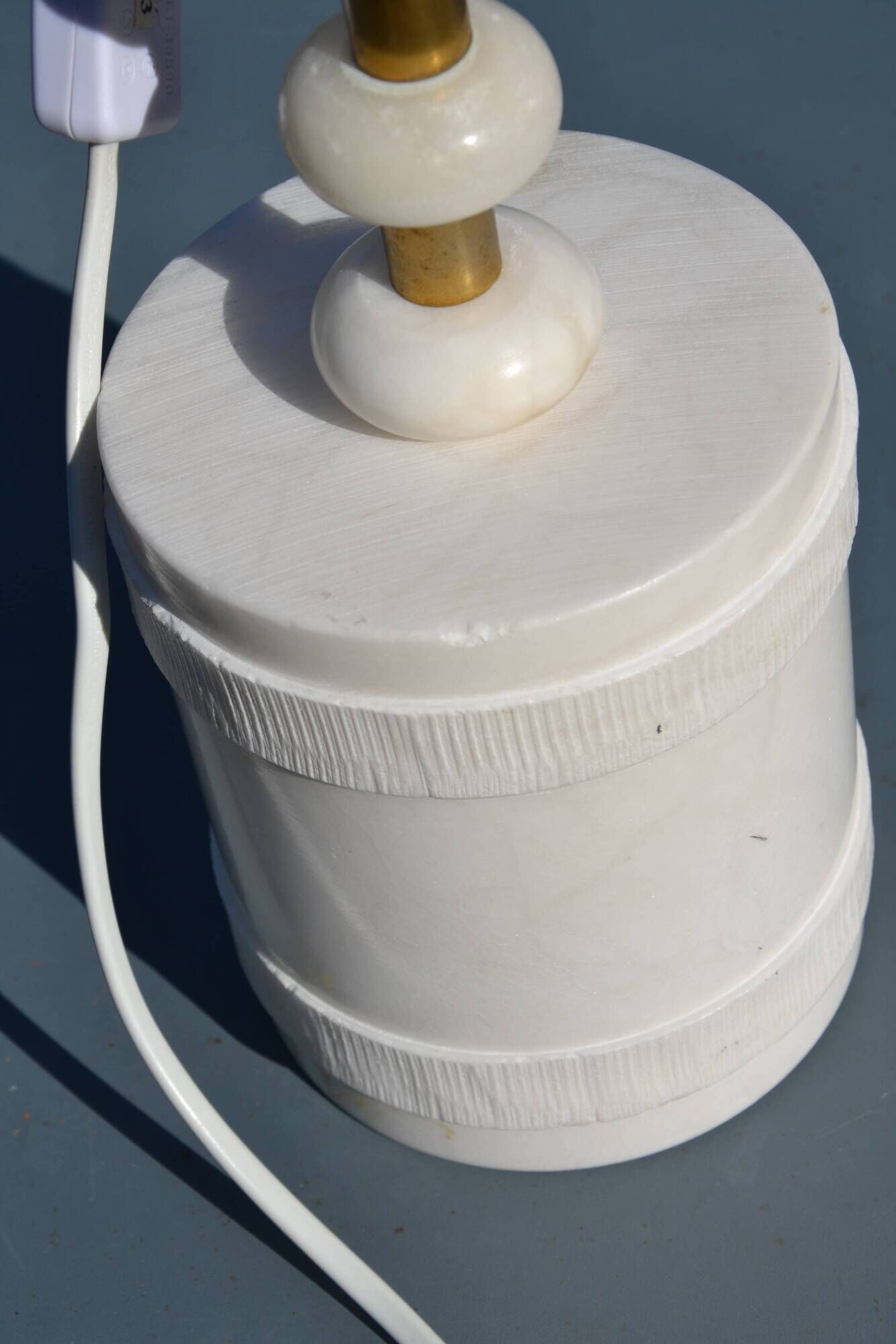 Lamp in white alabaster and brass