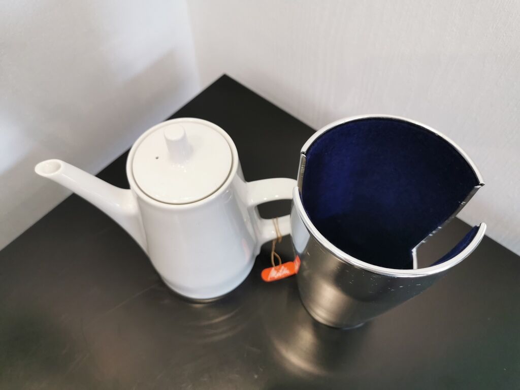 Verseuse blanche Melitta avec par dessus argenté