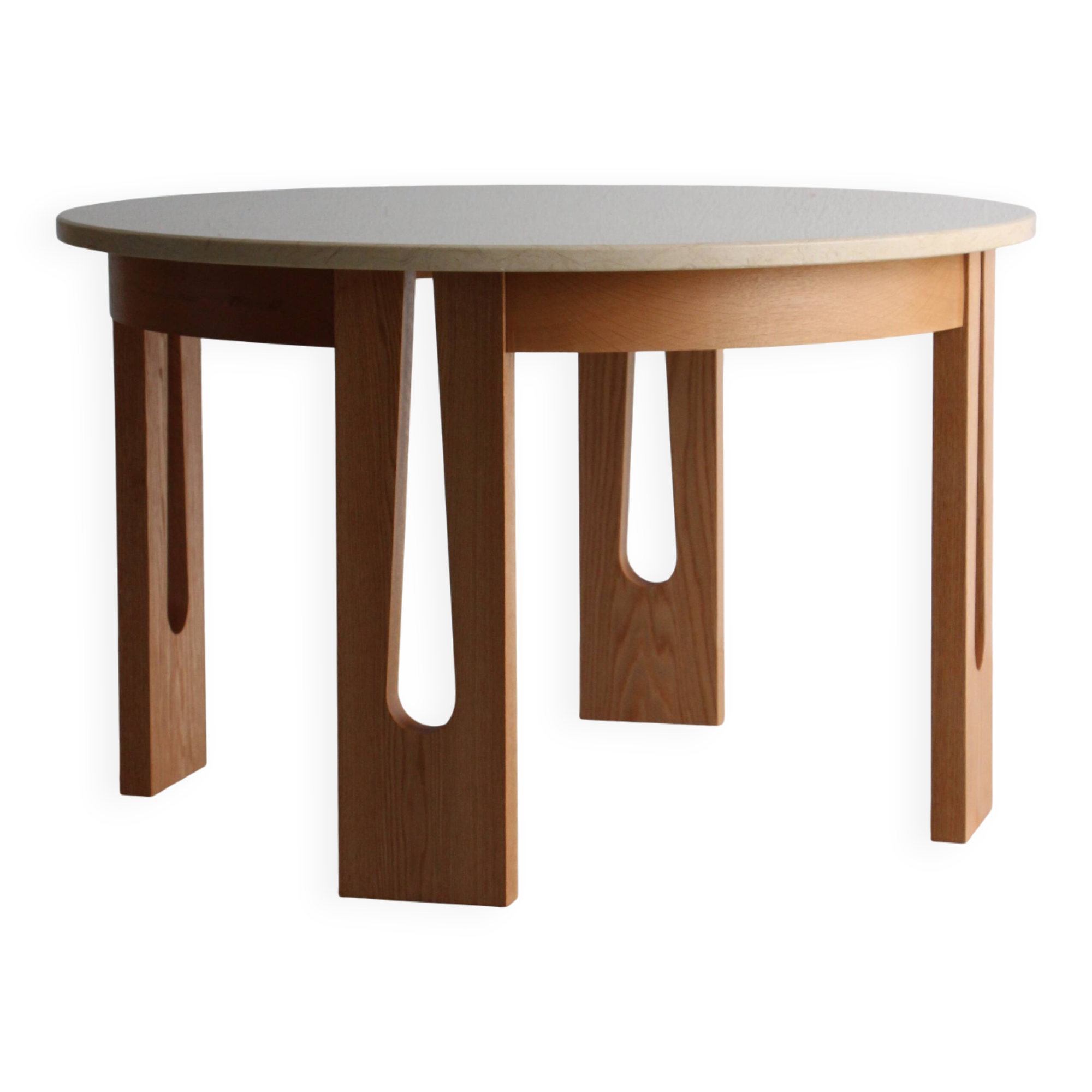 Round dining table