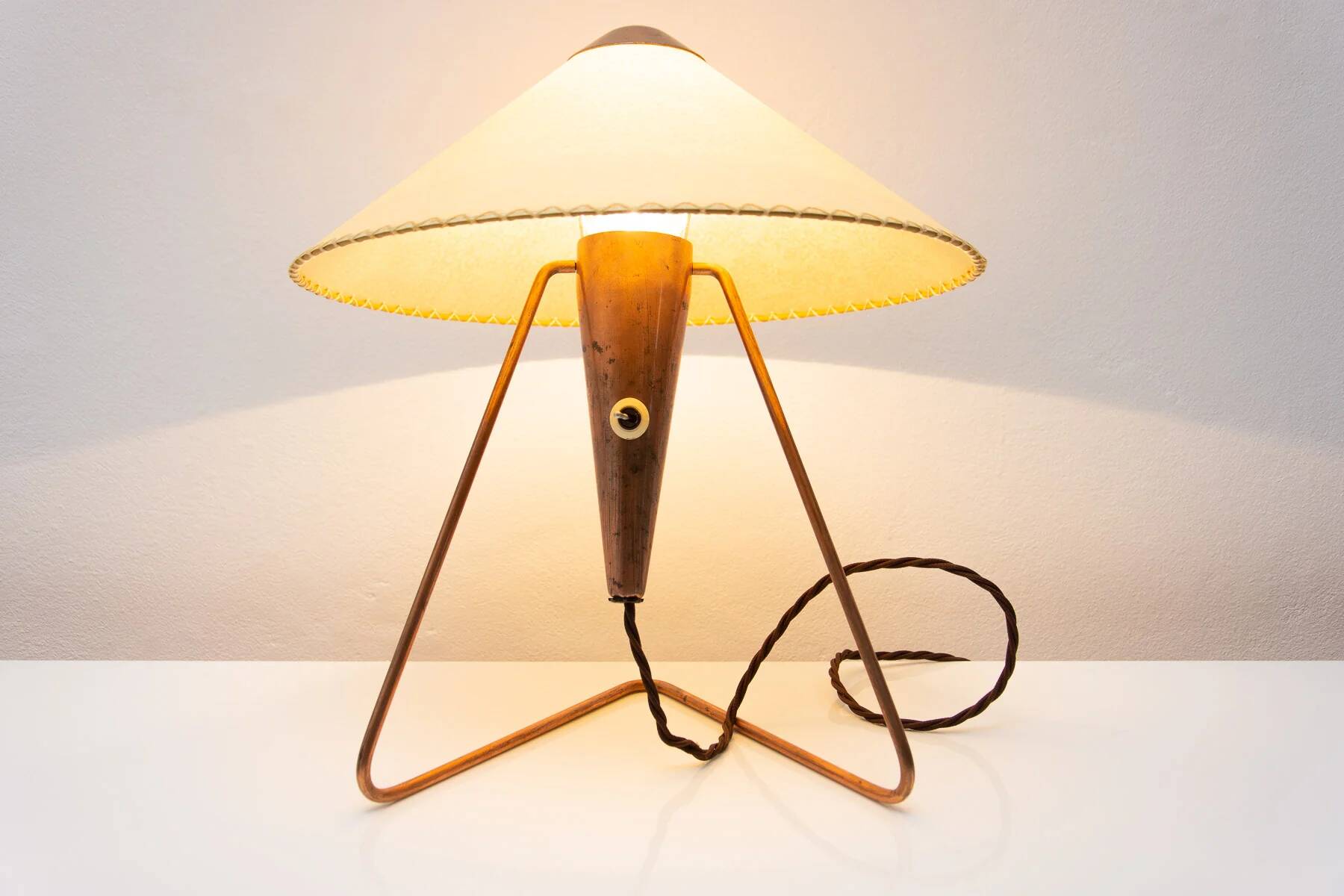 Lampe de table trépied tchèque des années 50 par Helena Frantová.