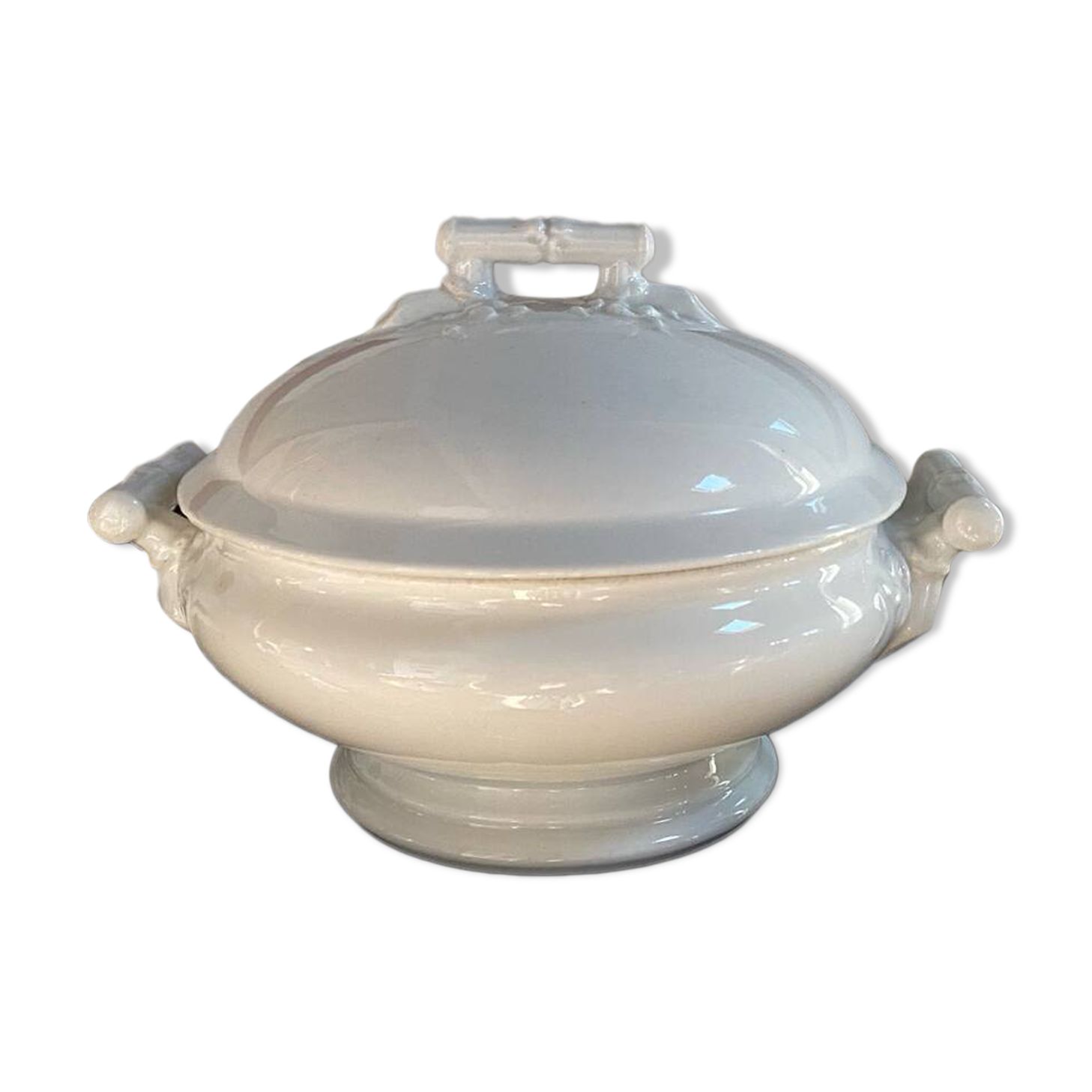 Small porcelain soup tureen with bamboo patterns.