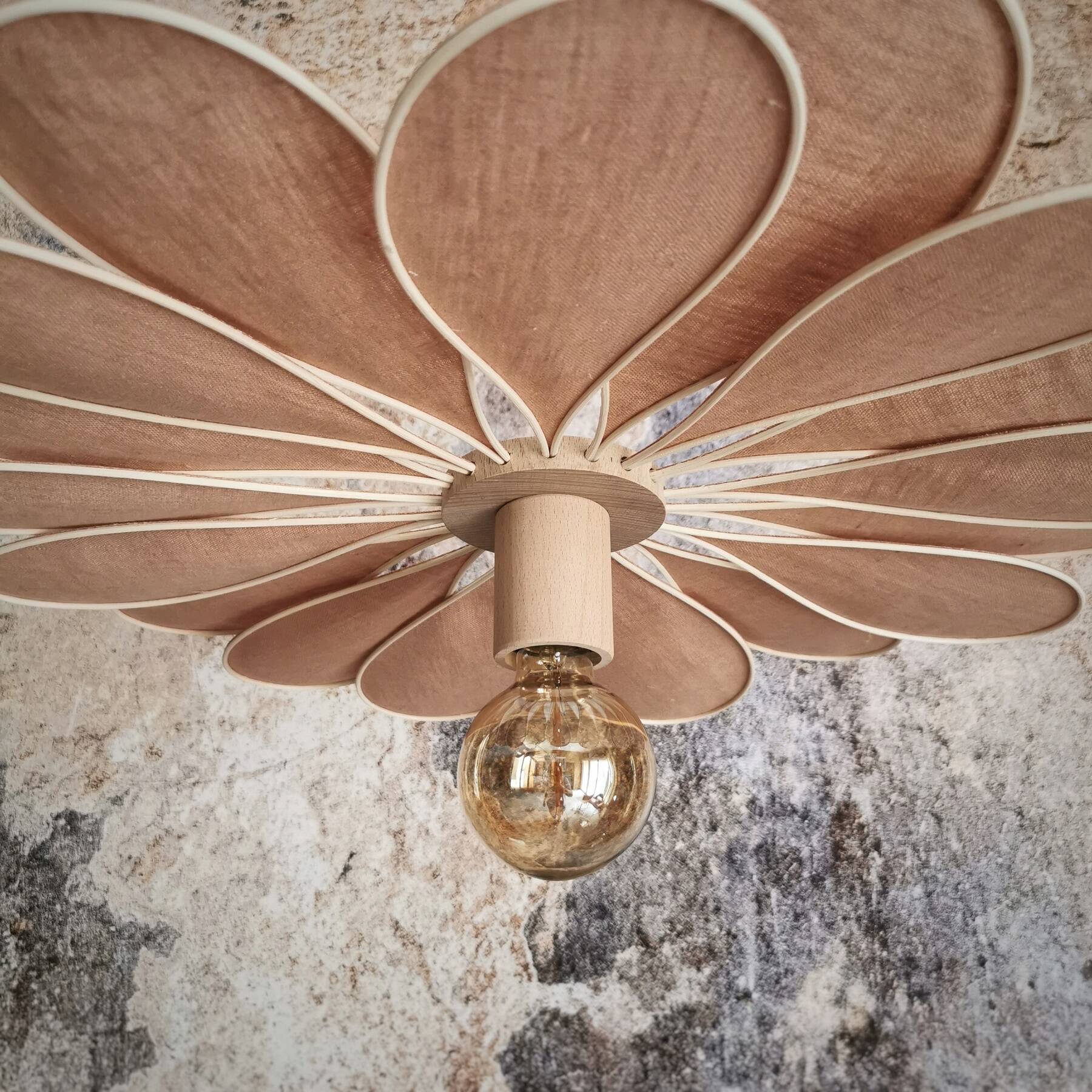 18-petal flower suspension in rattan and nude linen