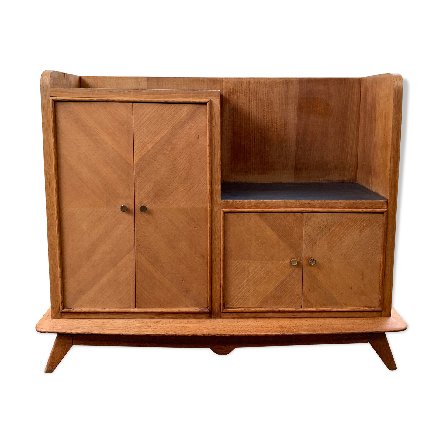 Buffet asymmetrical compass feet