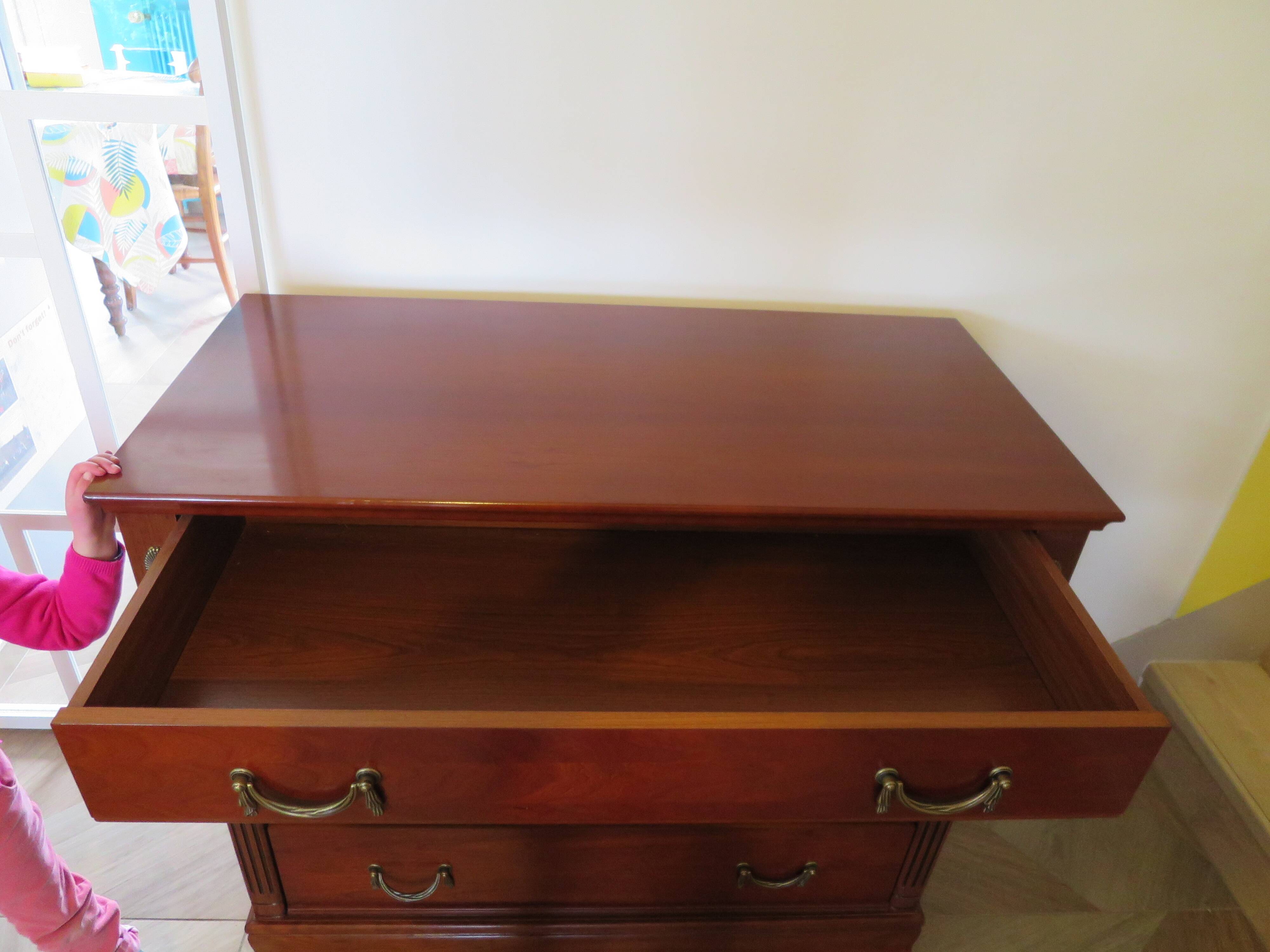 Commode 4 tiroirs – Teinte merisier – Imitation Style Empire – Années 80