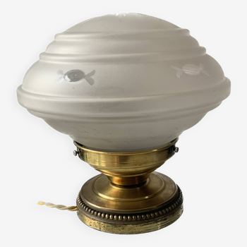 Ancienne lampe de table en laiton et opaline gravée