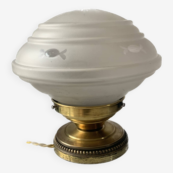 Old table lamp in brass and engraved opaline