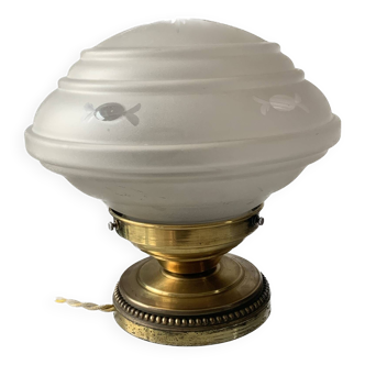 Ancienne lampe de table en laiton et opaline gravée