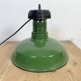 Lampe à suspension industrielle en émail vert, années 1960