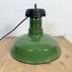 Lampe à suspension industrielle en émail vert, années 1960