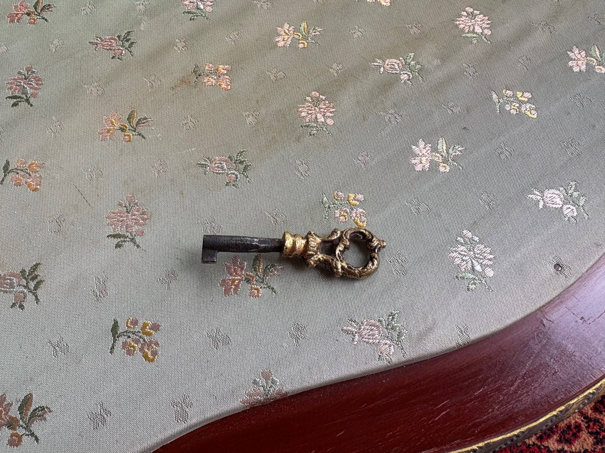 Louis XV/Transition style display cabinet in wood and gilt bronze