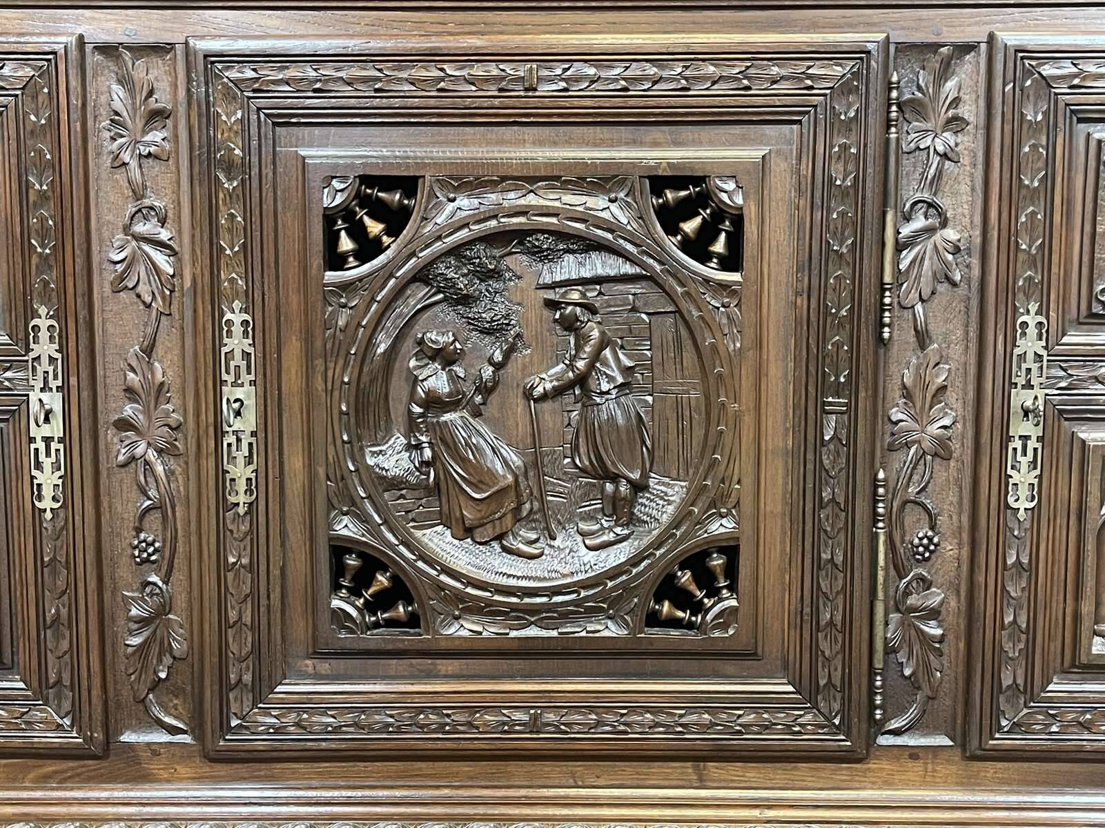 Buffet Breton 2 corps début XXème en châtaignier richement sculpté