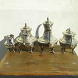 Service quatre pièces thé/café ancien en métal argenté, décor style Louis XVl