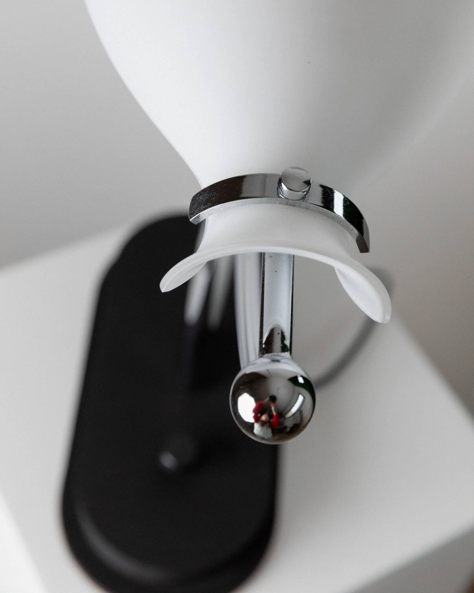 Lampe vintage en verre de Murano avec abat-jour en verre dépoli blanc et base de bureau en chrome, design italien des années 1970 inspiré de l'ère spatiale.