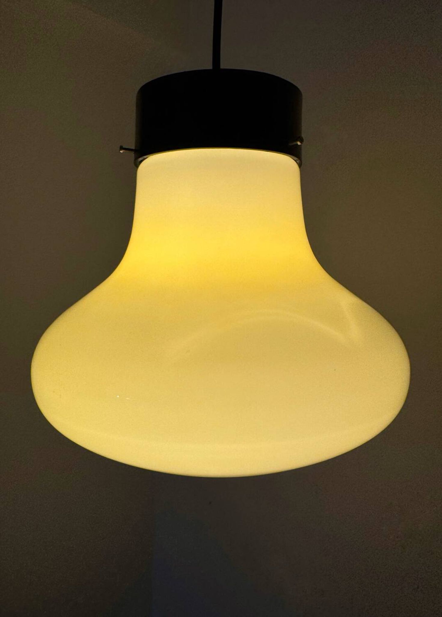 Suspension opaline jaune années 60