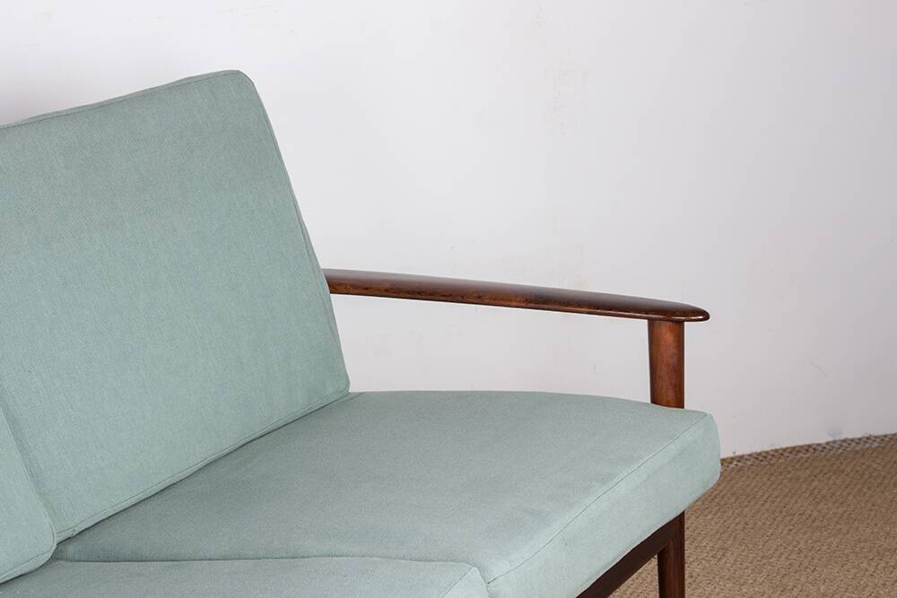 Canapé Danois 3 places en Palissandre et Tissu neuf par Grete Jalk pour Poul Jepessen 1960.