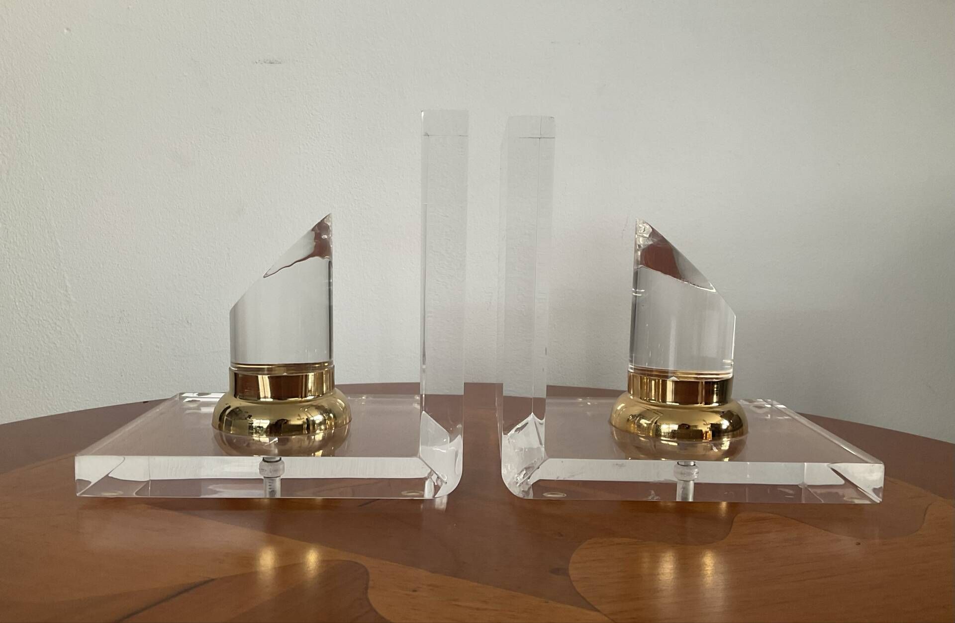 Vintage pair of bookends in lucite and brass from the 1970s.