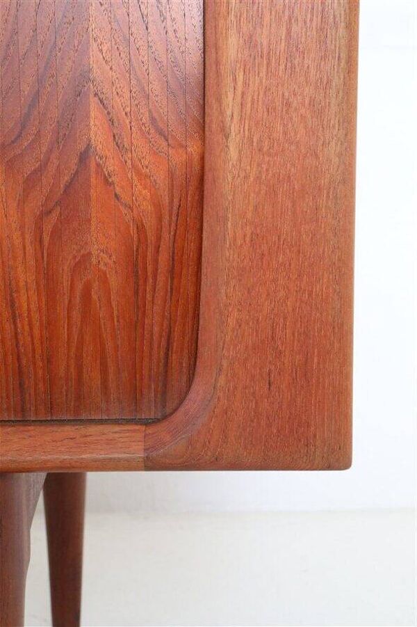 Enfilade en teck Bernhard Pedersen & Søn avec portes tambour / design danois du milieu du siècle moderne / années 1960