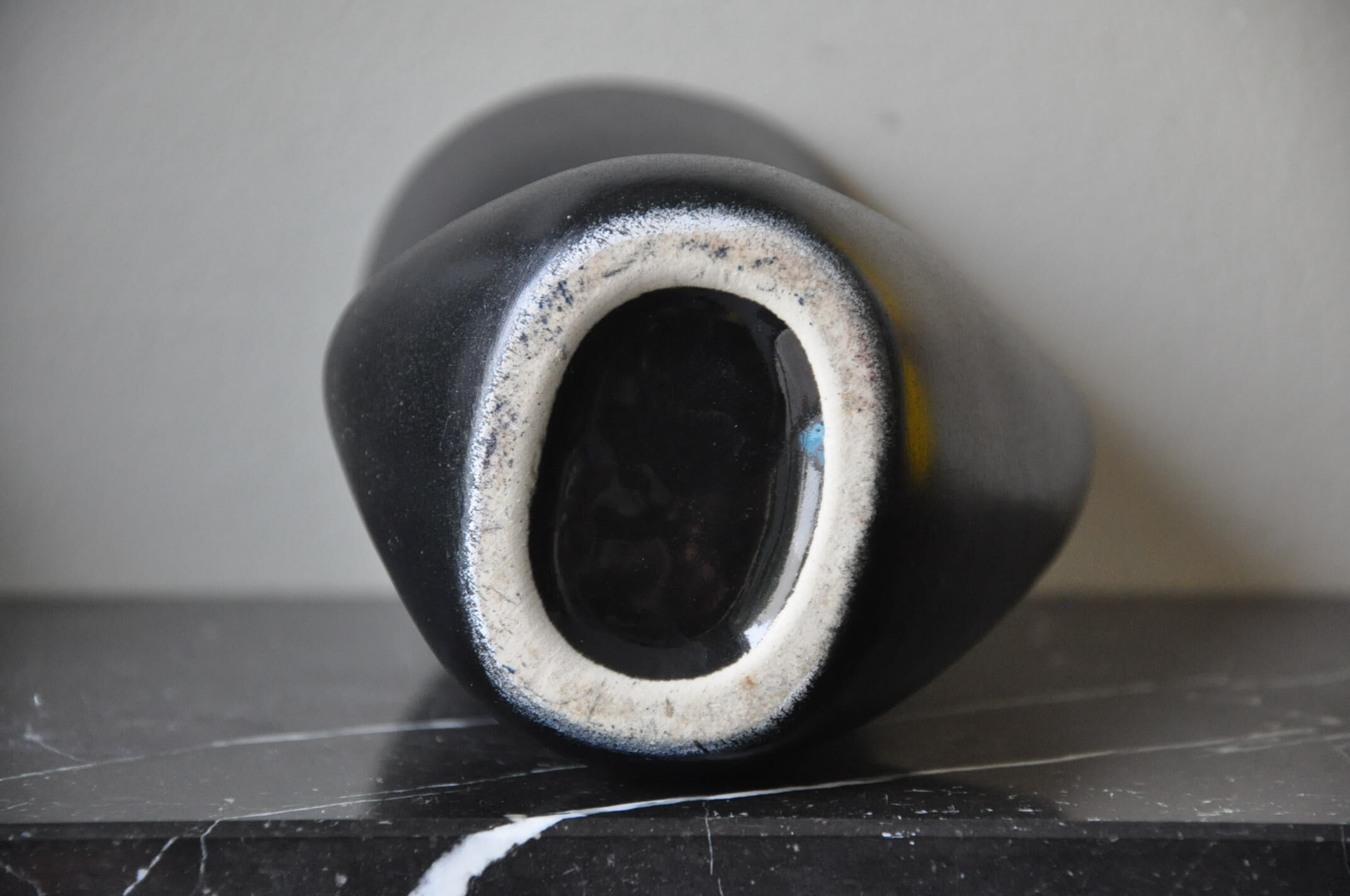 Vase noir céramique vintage forme libre