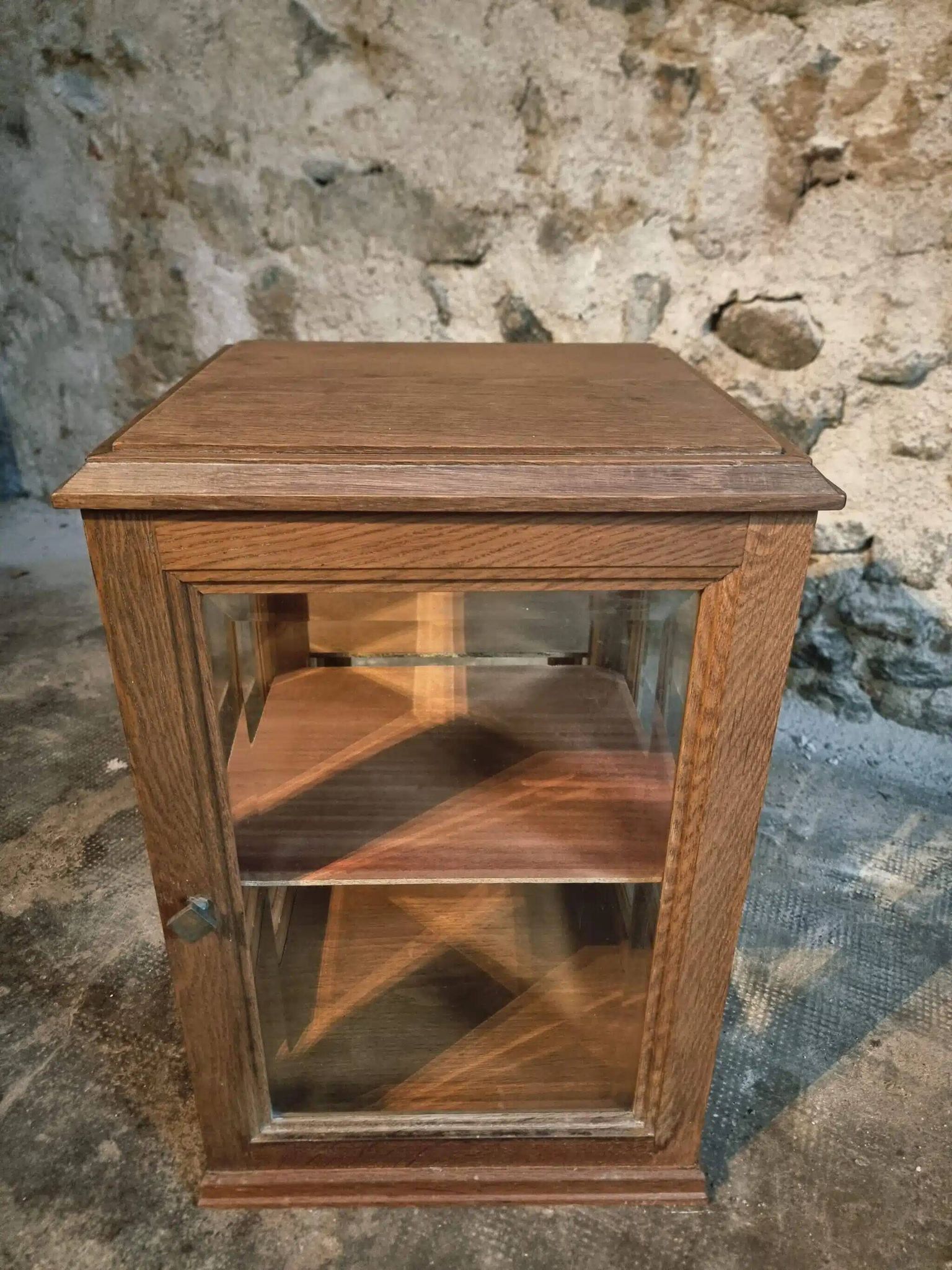 Small antique display cabinet in French oak | 1920s display cabinet with mirrored back