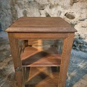 Small antique display cabinet in French oak | 1920s display cabinet with mirrored back