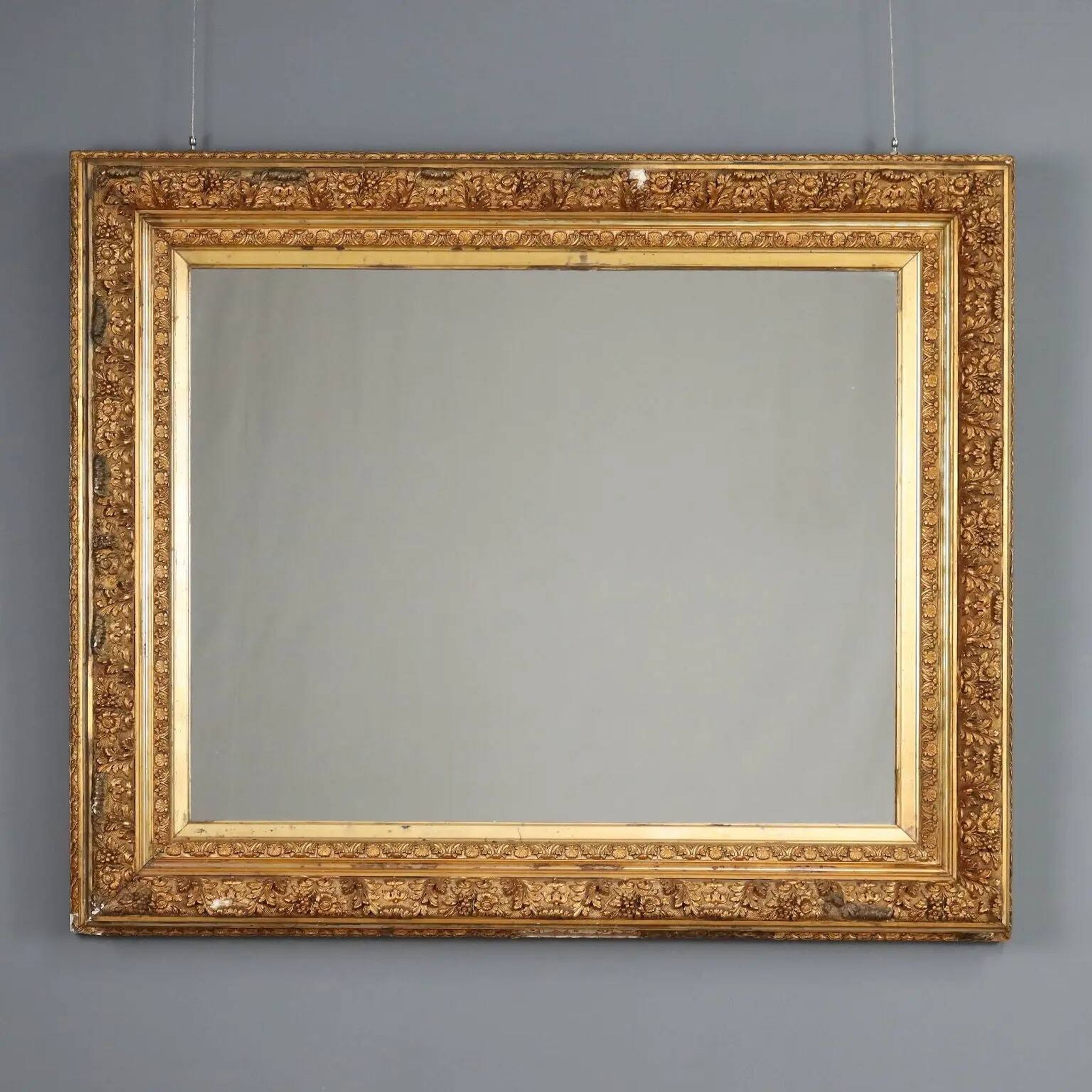 Miroir ancien en bois sculpté et doré, Italie, XIXe siècle