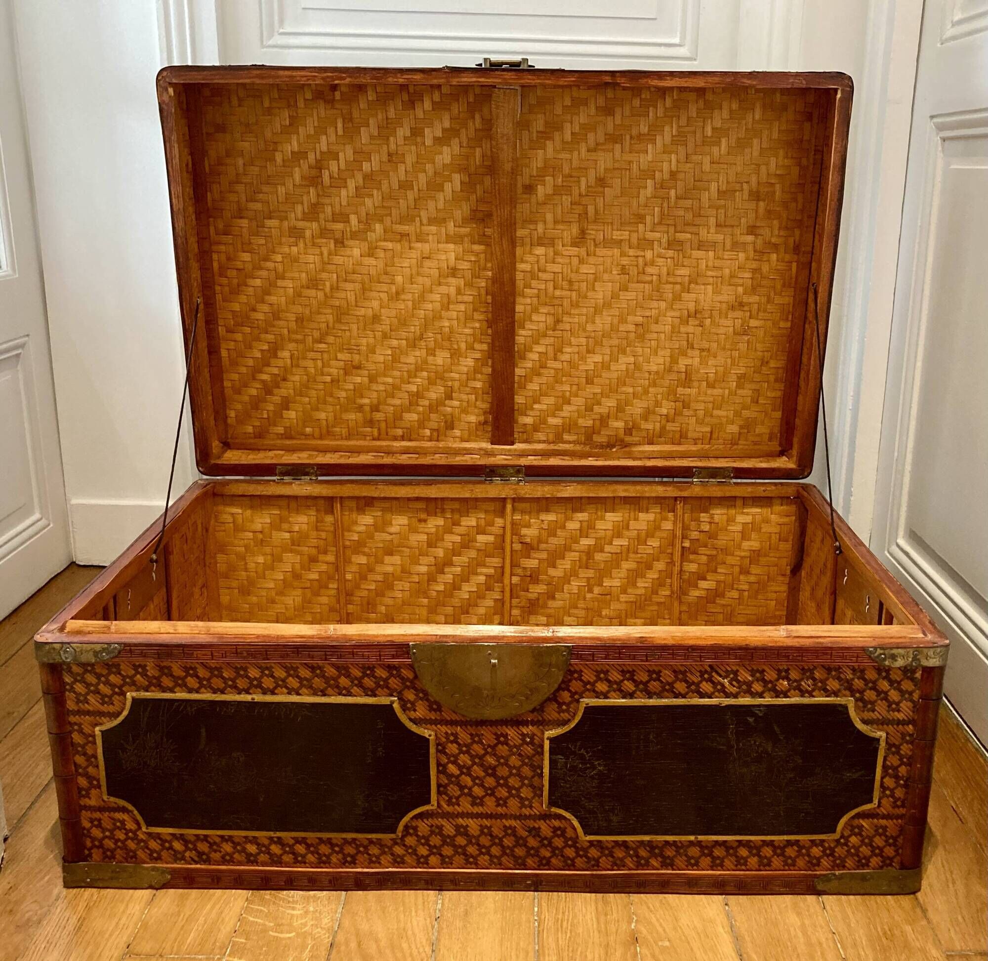 Beautiful vintage Chinese trunk in wicker, black and gold lacquered wood, and brass.