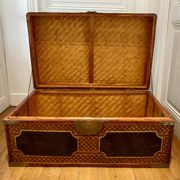 Beautiful vintage Chinese trunk in wicker, black and gold lacquered wood, and brass.