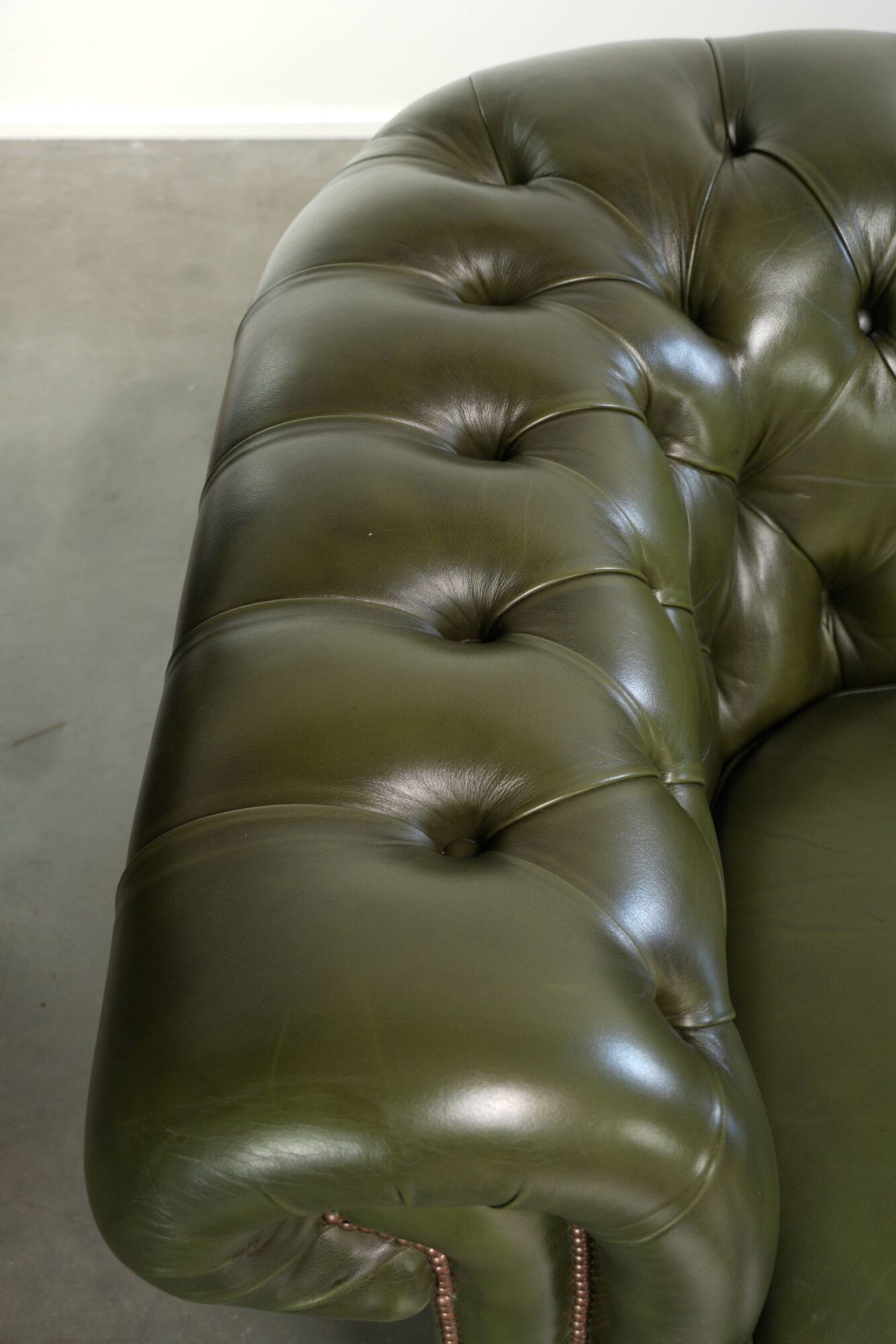 Green cow leather 2.5-seater Chesterfield sofa in English style
