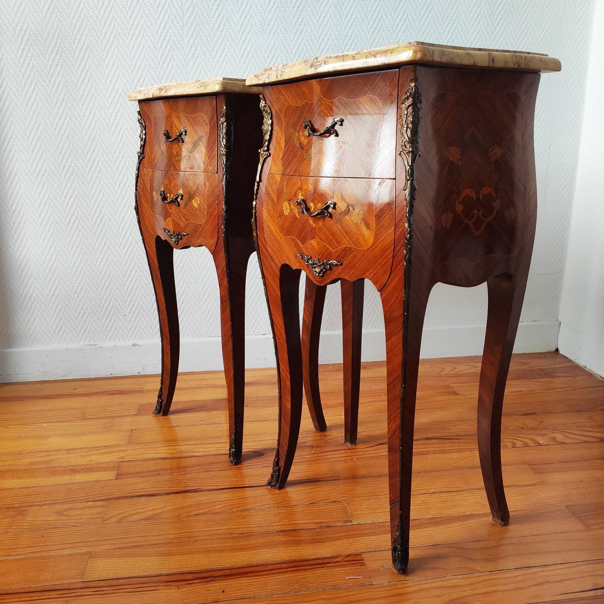 Paire de tables de chevet style Louis XV