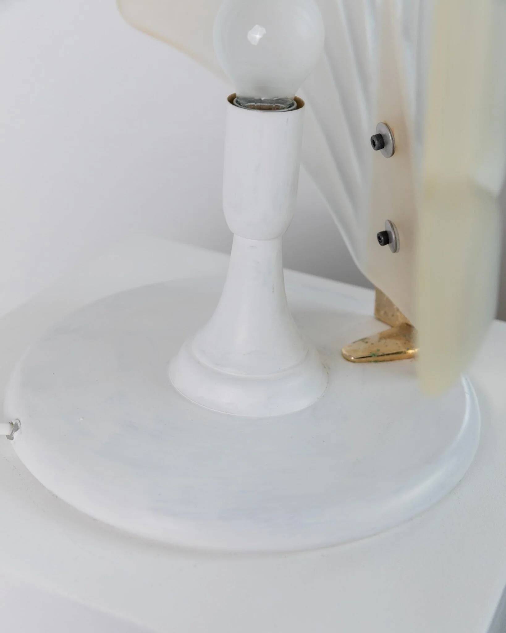 Lampe de table vintage XXL en verre de Murano avec abat-jour en feuille blanche givrée et base en métal doré – Italie années 1980