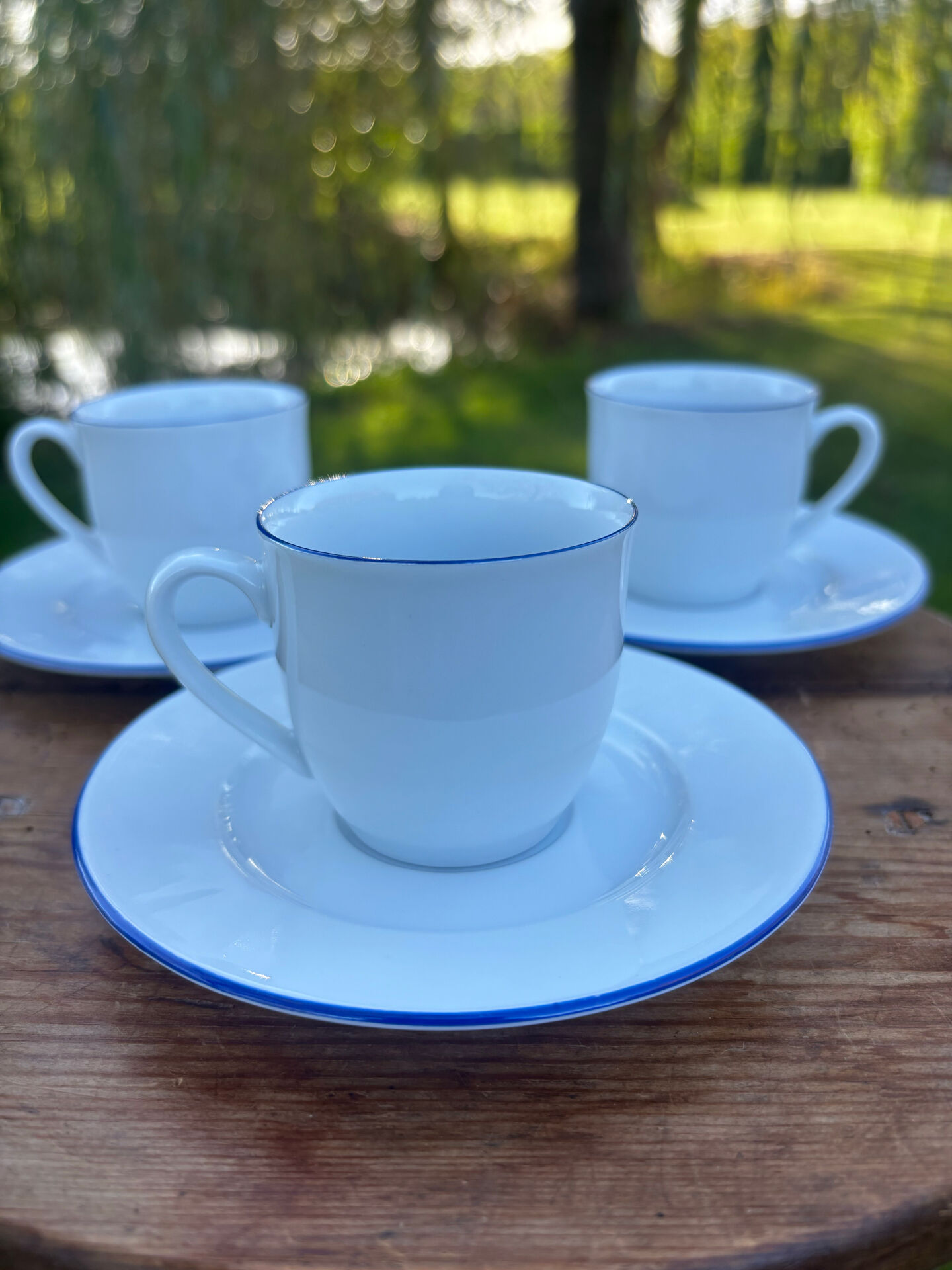 Ensemble de 4 tasses à café et soucoupes blanches liseré bleu degrenne