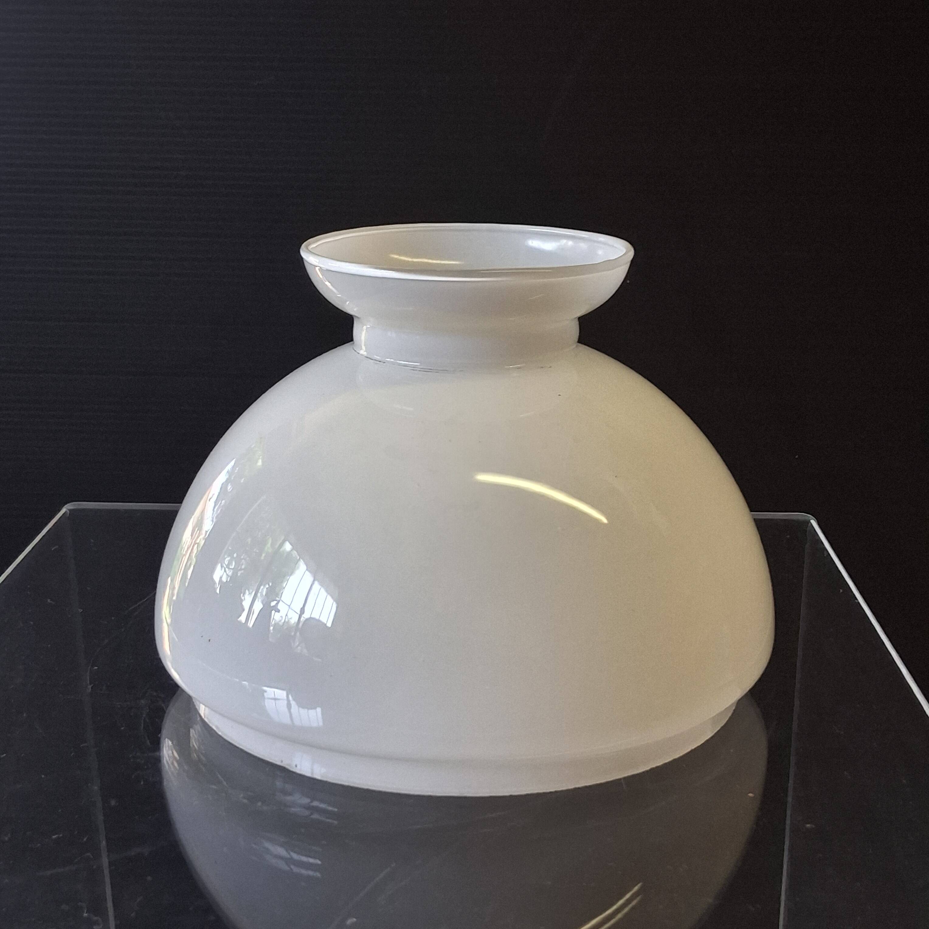 Very pretty lamp in tin with an opaline glass globe in very good condition.