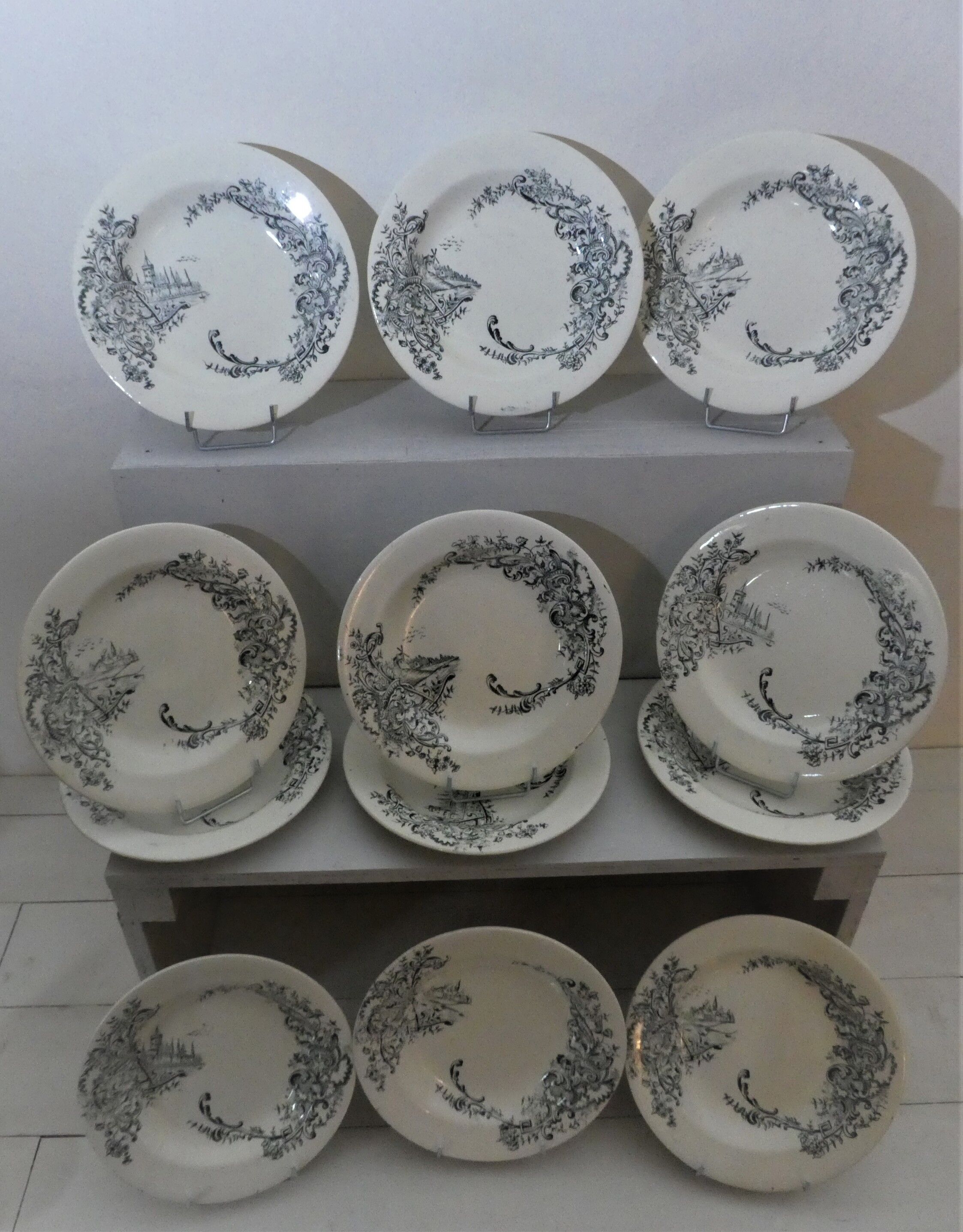Lot of 12 salins plates