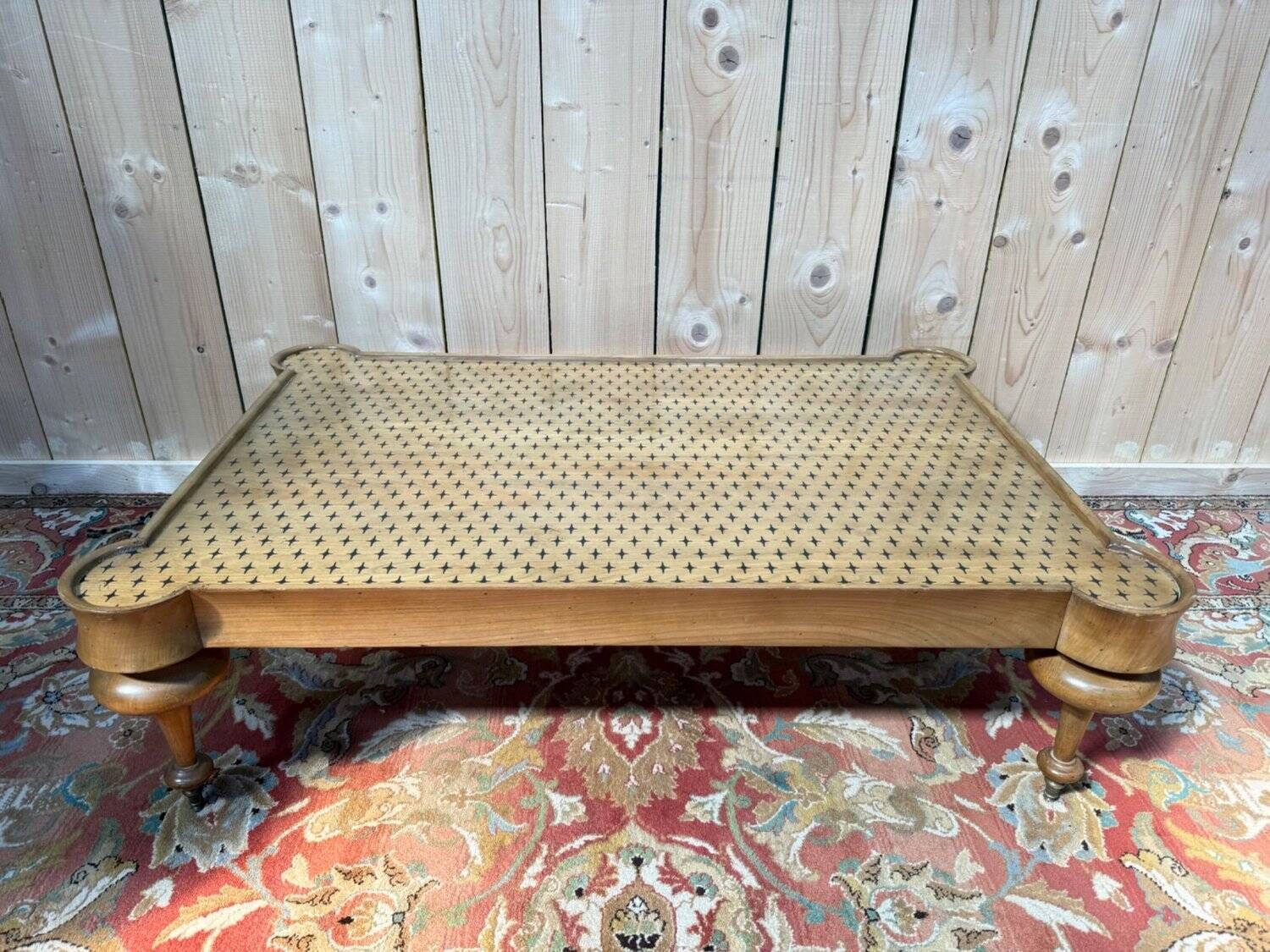 English Victorian coffee table - Brass turned legs - Patterned top