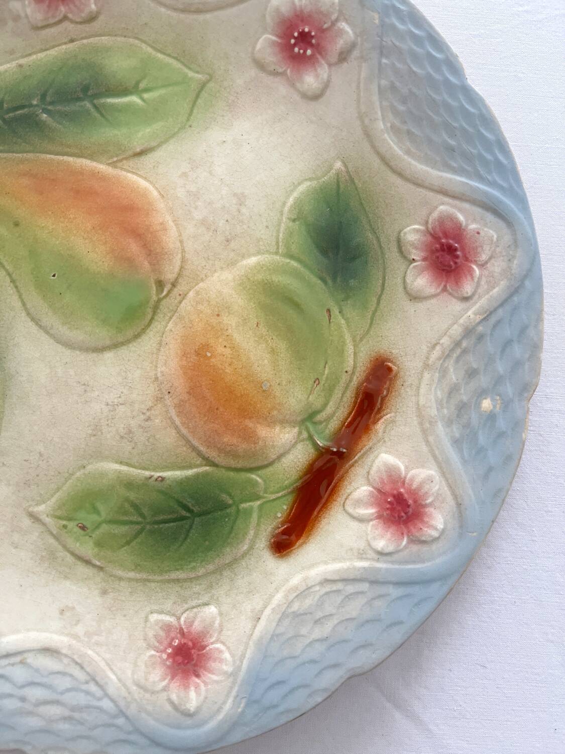 Assiette ancienne en barbotine pomme poire