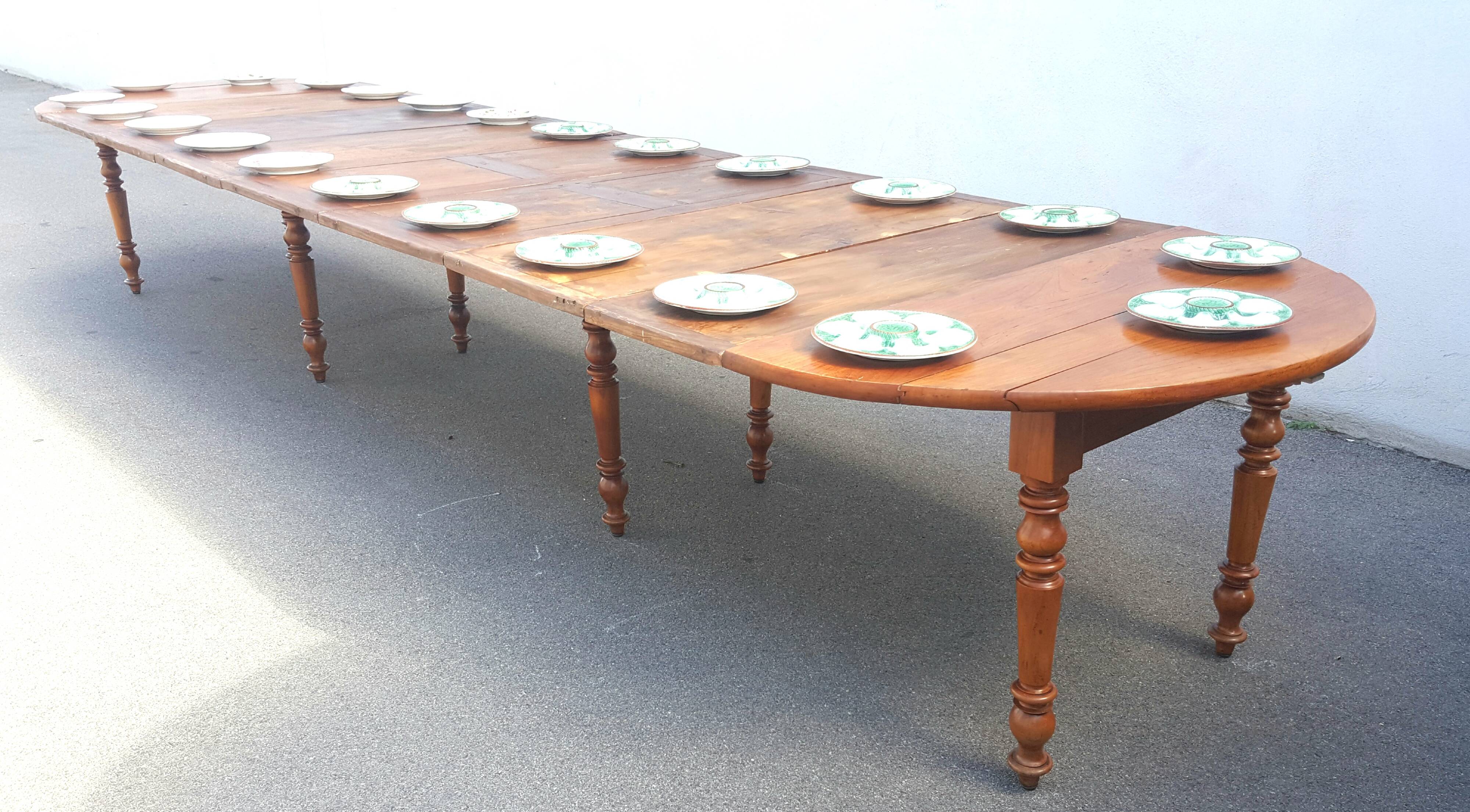 Large extendable table and its 8 chairs (8 feet - 6 metres)