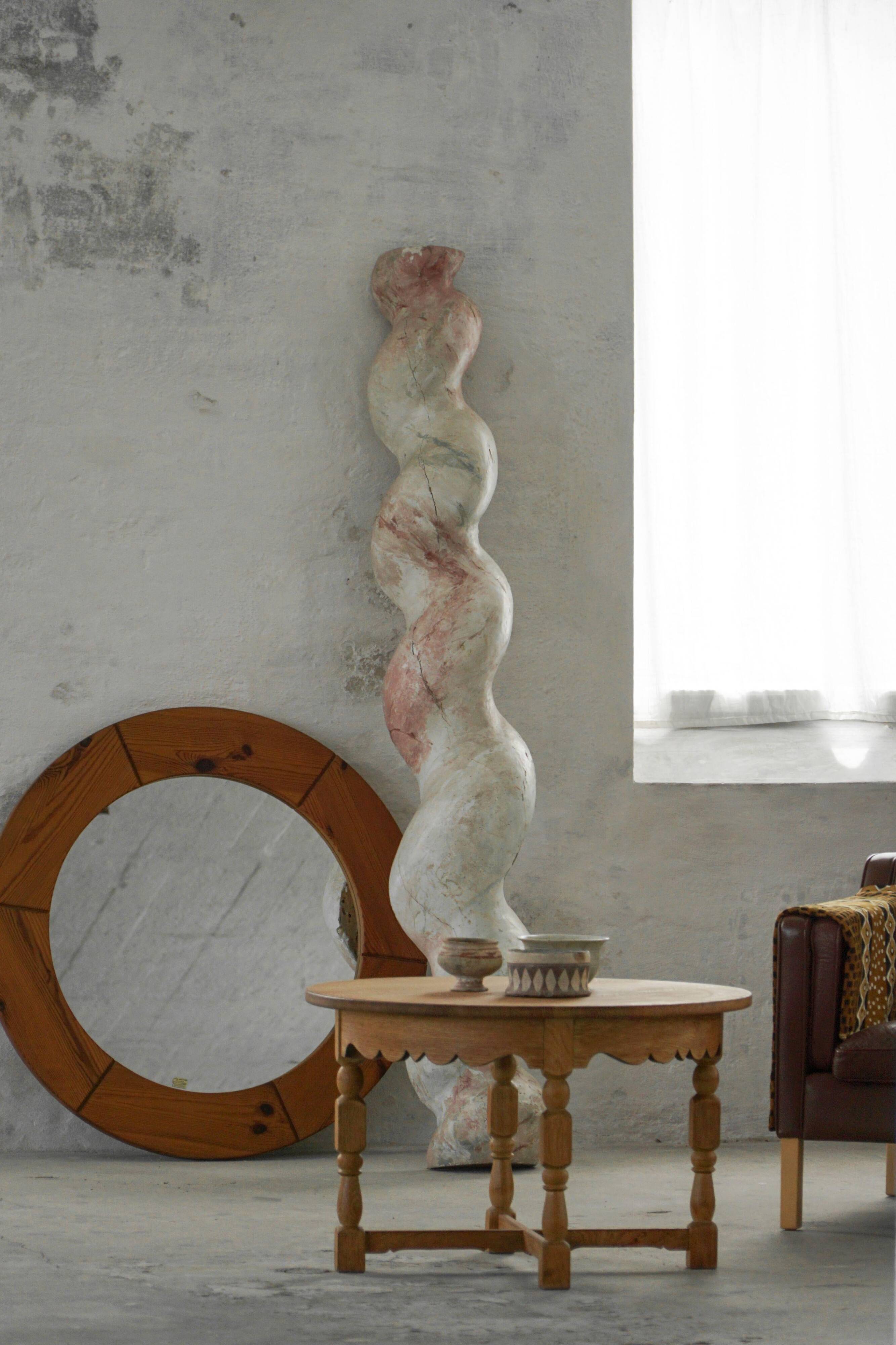Grand antique Italian sculptural pedestal from the 18th century in twisted barley wood.