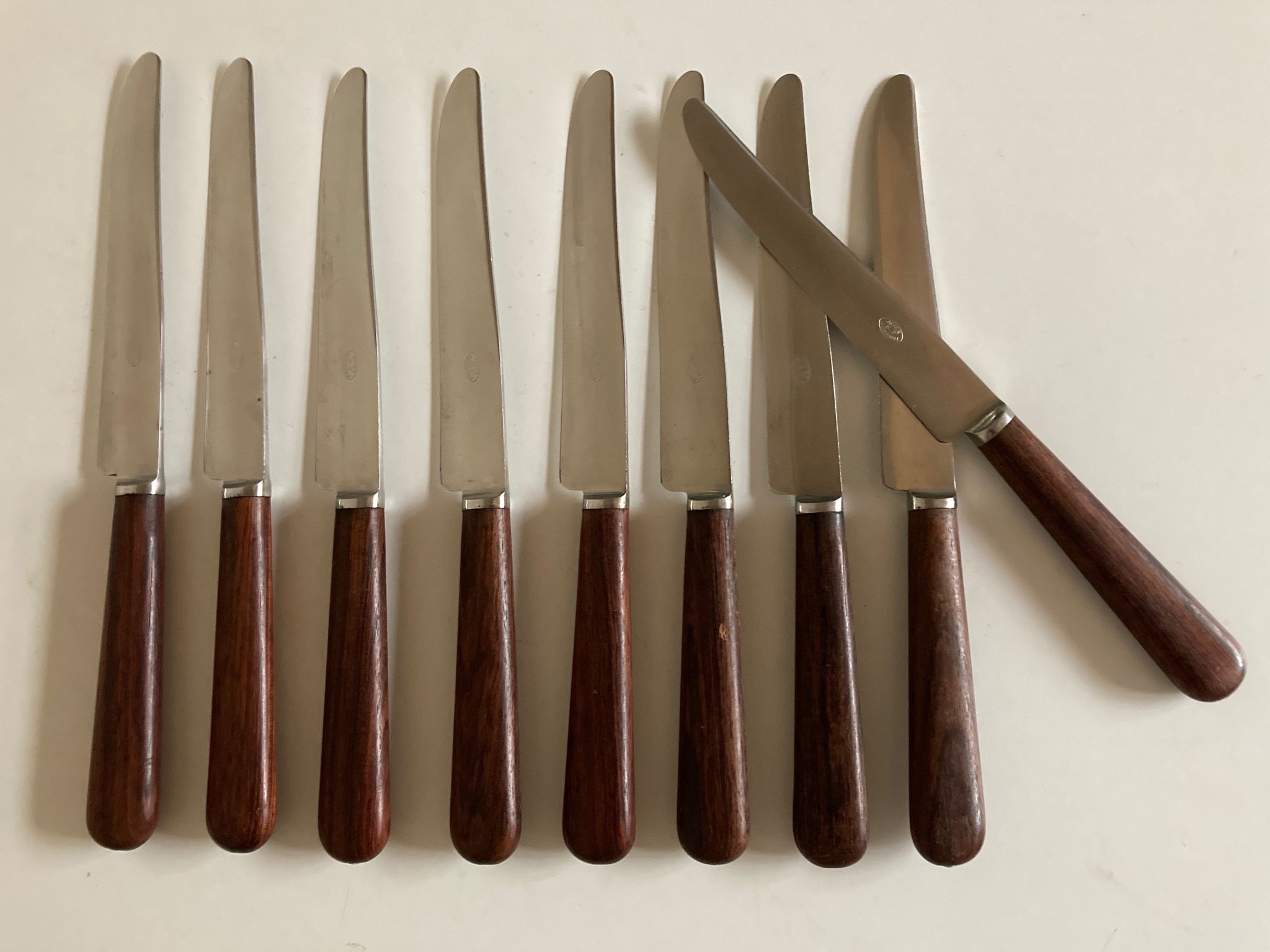 Set de 9 couteaux à manche de bois de palissandre mid century