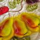 Grand plat vintage en barbotine motif Fruits