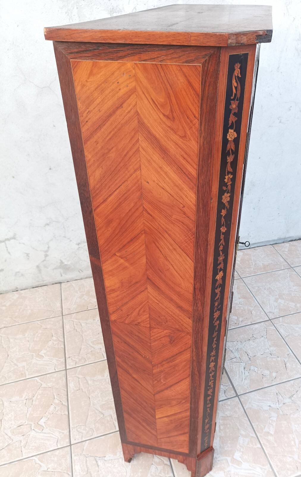 Louis XVI glass-fronted library in rosewood and amaranth veneer.