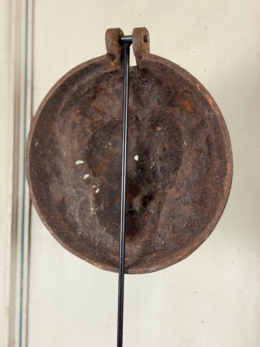 Three cast-iron and terracotta façade decoration lions, around 1880.