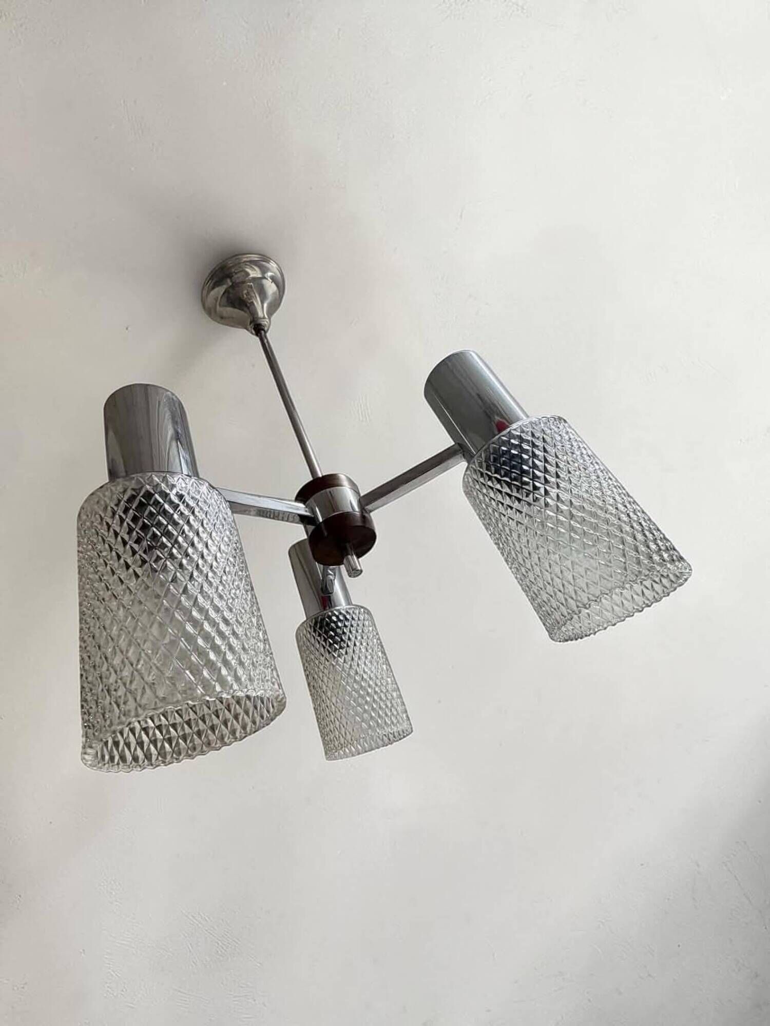 1970s vintage suspension, chrome, textured glass with a diamond point.