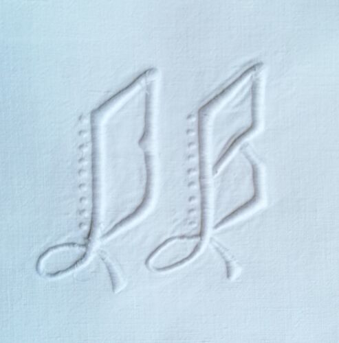 Drapé ancien brodé monogramme initiales D B