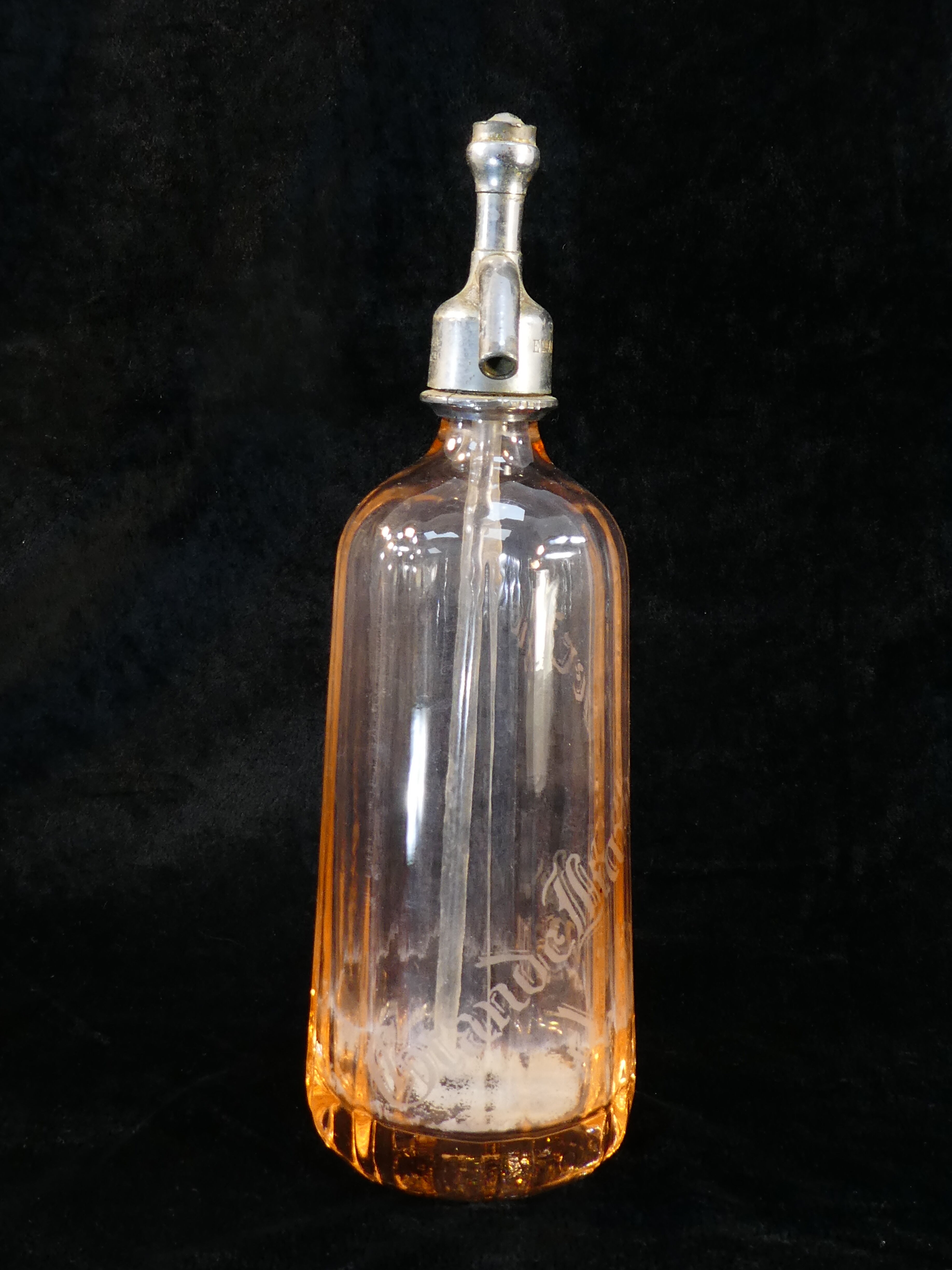 Ancien siphon de bistrot eau de seltz rose saumon grande limonade de vichy