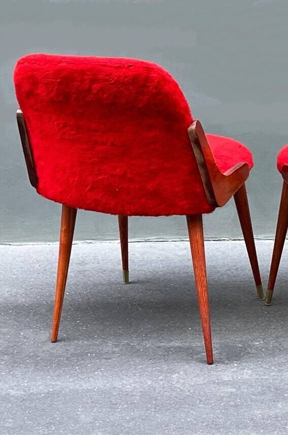 chaise années 60 en fausse fourrure et bois vernis