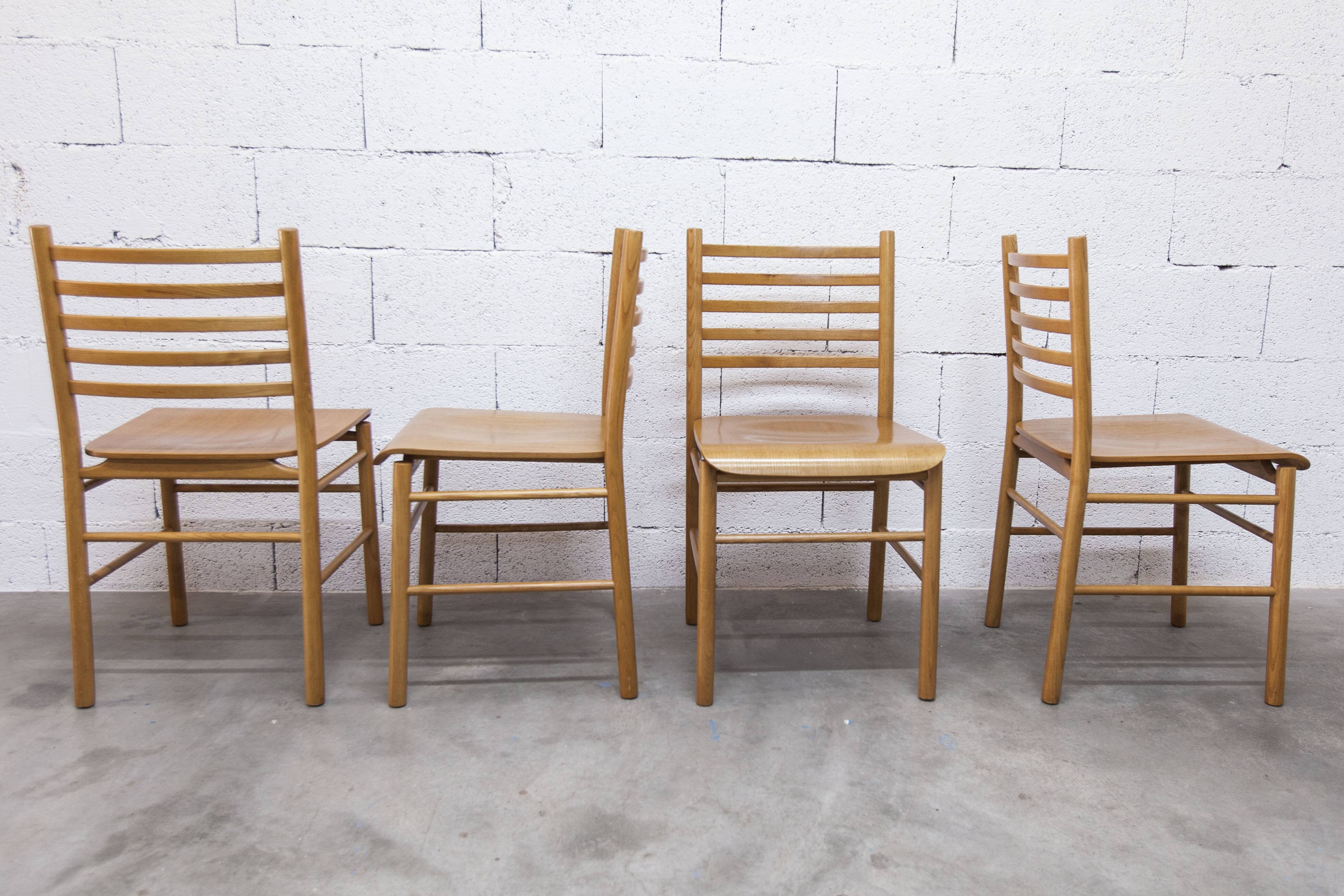 Danish ensemble transformable table 114 cm / 154 + 4 modernist chairs from the 1970s.