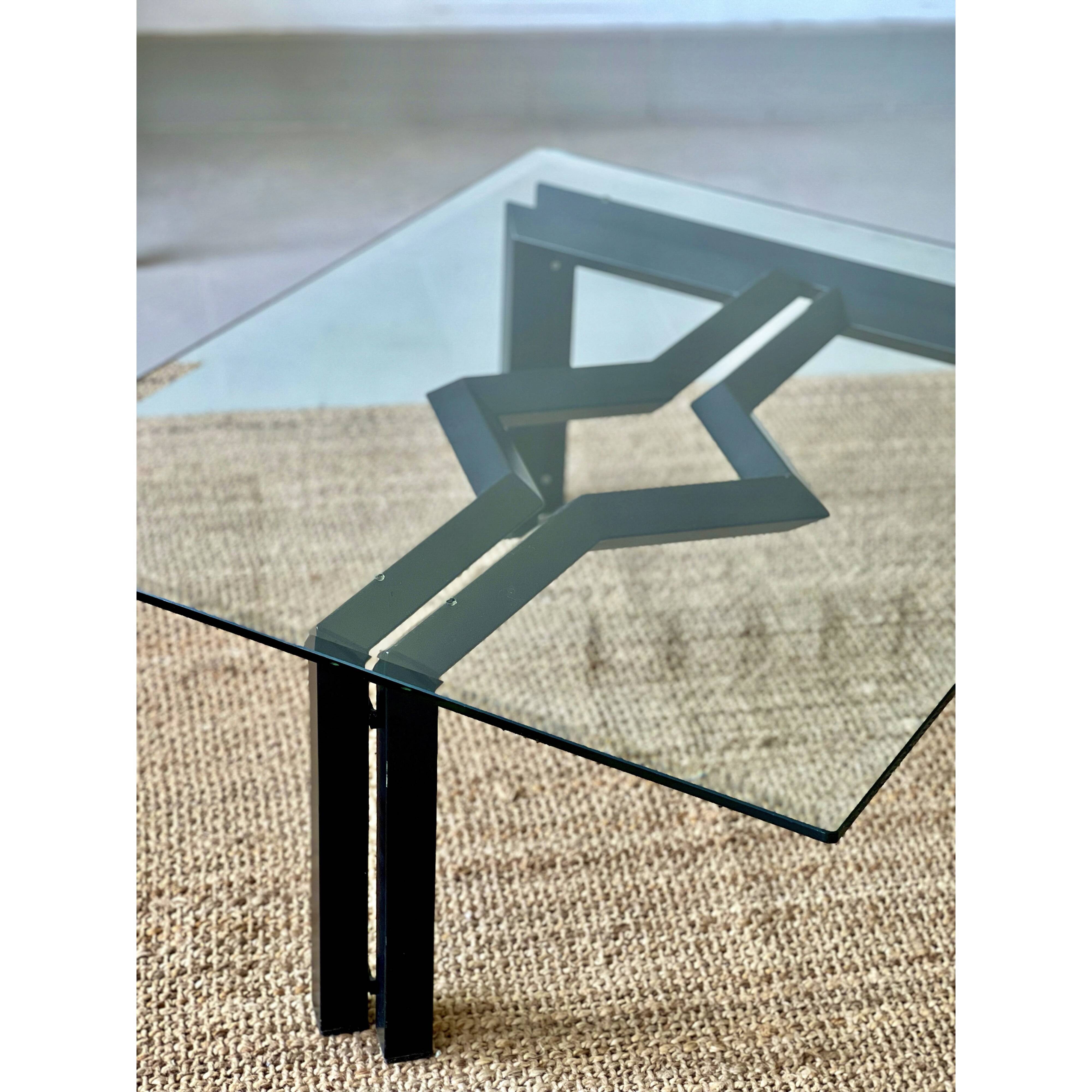 Table de salon postmoderne, structure en métal noir et en verre, années 80.