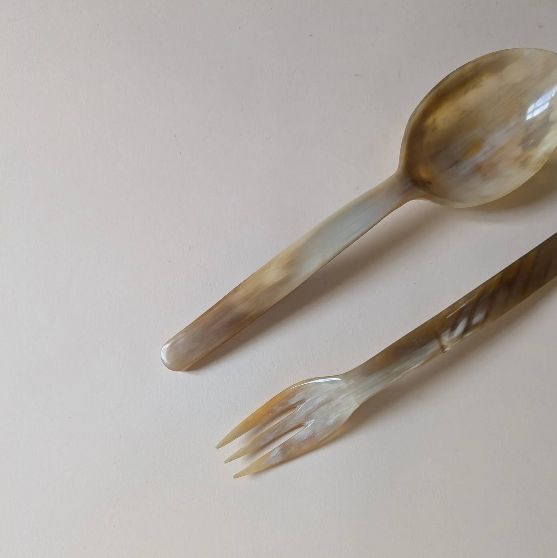 Horn serving cutlery