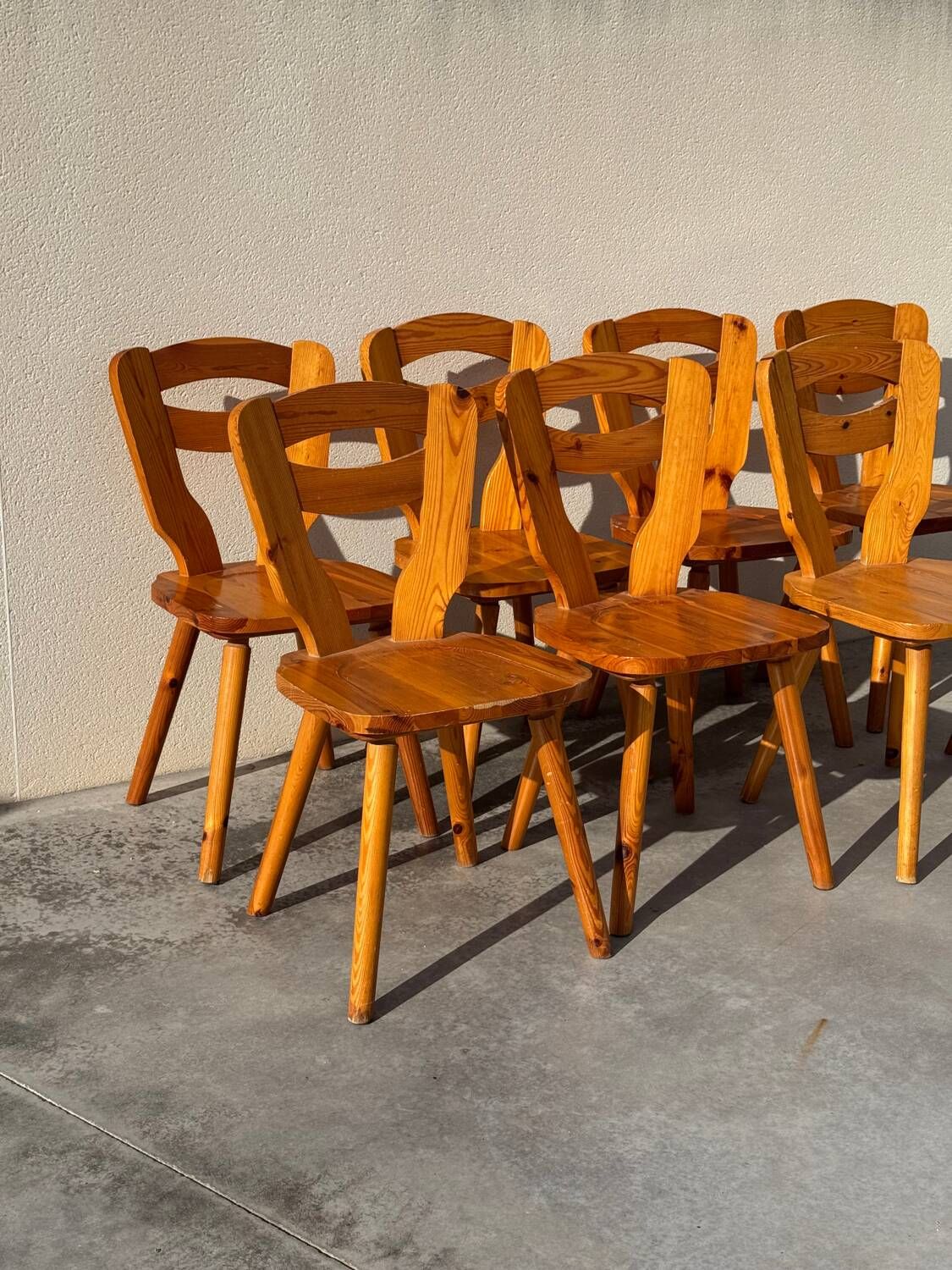Set of 8 pine chairs in the Les Arcs design style by Charlotte Perriand from the 1970s.