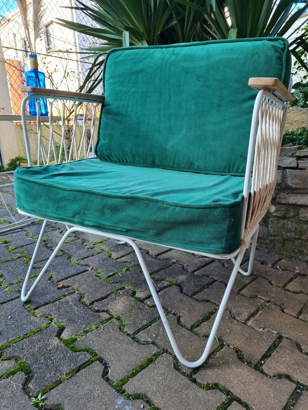 Fauteuil croisette en fer forgé avec coussins en velours vert